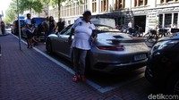 Suti Karno berpose dengan Porsche. Wah bisa ngebut nih. Foto: Si Doel (Nunu/detikHOT)
