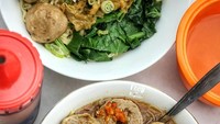 Nah semangkuk bakso ini komplit. Ada bakso telur puyuh, bakso urat, hingga bakso mercon isi cabai rawit. Wah sedap banget kelihatannya! Foto : instagram @foodinrupiah