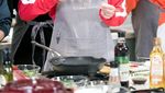 Gemasnya Gaya V BTS Saat Masak dan Makan Semangka
