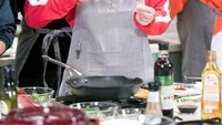  Kira-kira V BTS lagi masak apa, ya? Kalau lagi mengenakan apron gini, udah kelihatan kaya orang yang jago masak belum? Foto: Instagram