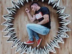 Super Kreatif! Pria Ini Bikin Foto Keren Pakai Susunan Buku