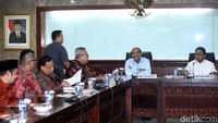 Namun menurut KPU masih terbuka peluang para calon anggota DPD pengurus parpol untuk mencalonkan diri dengan pindah menjadi calon legislatif DPR.