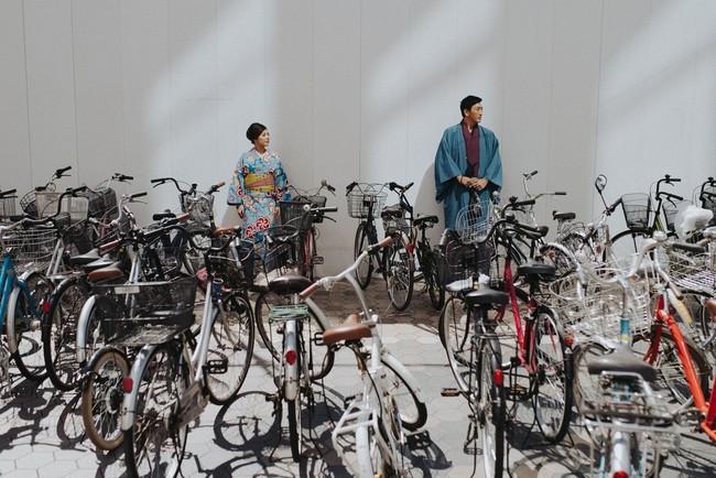 Foto prewedding unik yang menunjukkan budaya namun terasa modern, hasil jepretan fotografer asal Indonesia, Govinda Rumi. Foto: Dok. Junebug Weddings/Govinda Rumi of Terralogical