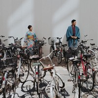 Foto prewedding unik yang menunjukkan budaya namun terasa modern, hasil jepretan fotografer asal Indonesia, Govinda Rumi. Foto: Dok. Junebug Weddings/Govinda Rumi of Terralogical