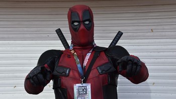 Deadpool juga turut memeriahkan acara Cosplay di Comic-Con 2018 ini. Foto: CNET