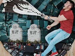Super Kreatif! Pria Ini Bikin Foto Keren Pakai Susunan Buku
