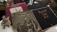 Di IJ Hallen pun pembeli dapat menemukan berbagai macam vinil dari album-album musisi seperti Group Focus, The Flock, album Kolektief dari Willem Breukner ataupun Angelo Branduardi dengan album Concerto yang tentu dengan harga terjangkau. Antara Foto/Hermanus Prihatna.