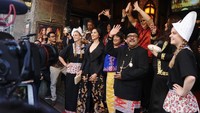 Para bintang film Si Doel The Movie mendapat sambutan hangat dari para penonton yang hadir di sana.