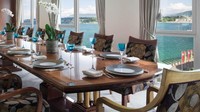 Ruang makan dengan kapasitas belasan orang. Cukup untuk satu keluarga besar atau tamu kenegaraan (Hotel President Wilson)