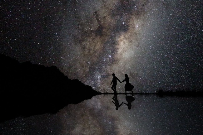 Berjalan bersamanya di antara lautan bintang-bintang. Foto: Dok. Junebug Weddings/Sirjana Singh and Ben Lane of Tinted Photography