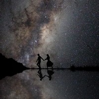 Berjalan bersamanya di antara lautan bintang-bintang. Foto: Dok. Junebug Weddings/Sirjana Singh and Ben Lane of Tinted Photography