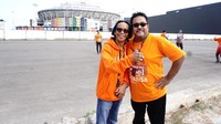 Mandra dan Rano Karno berpose di belakang Amsterdam Arena, stadion kebanggaan Ajax Amsterdam. Foto: Si Doel (Nunu/detikHOT)