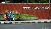 Warga pun terlihat nyaman bersntai di trotoar.