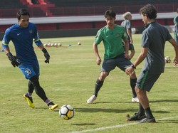Latihan pada hari pertama diikuti oleh 20 pemain. Empat pemain yang absen adalah Ezra Walian, Evan Dimas, Ilham Udin Armaiyn, dan Saddil Ramdani. Foto: Nyoman Budhiana/Antara Foto