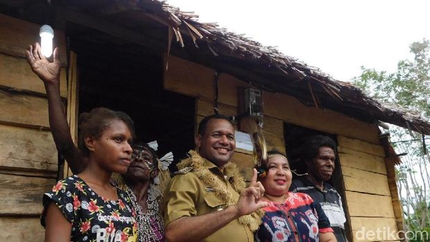 Warga Desa Enem di Papua akhirnya nikmati listrik
