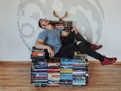 Super Kreatif! Pria Ini Bikin Foto Keren Pakai Susunan Buku