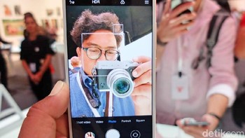 Ia mengusung kamera ganda di belakang dilengkapi teknologi AI. Kamera utama 12 MP memakai sensor IMX 486 dengan ukuran 1,25 mikron pixel dan aperture f/1,75. Sementara kamera kedua 20 MP menggunakan sensor IMX376 berukuran 2 mikron pixel dan aperture f/1,75. Adapun kamera depannya berukuran 20 MP mengusung sensor IMX376 yang membawa 4500k selfie light. Foto: Dhani Irawan/detikcom