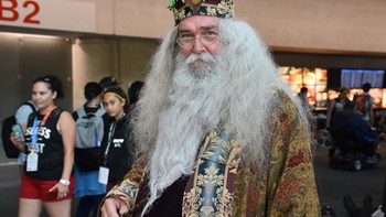 Saking miripnya, sampai lupa kalau ini bukan Dumbledore asli yang ada di film Harry Potter. Foto: CNET