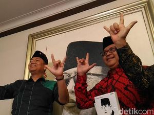 Bertemu Sekjen PDIP, Kapitra Salam Metal dan Diberi Peci Hitam