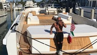Ini gayanya saat menikmati waktunya di Pantai Miami, Florida. Siapa yang mau liburan dengan Yacht mewah?  (gianlucavacchi/Instagram)