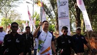 Ketua Koordinator Wilayah Grup Astra Bali Haris Prasetya membawa api obor Asian Games 2018. Pool/Astra.