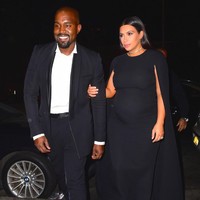 Anggun berbalut gaun hitam dengan cape saat menghadiri pernikahan Steve Stoute dan Lauren Branche. Saat itu Kim tengah hamil anak keduanya, Saint West. Foto: Istimewa
