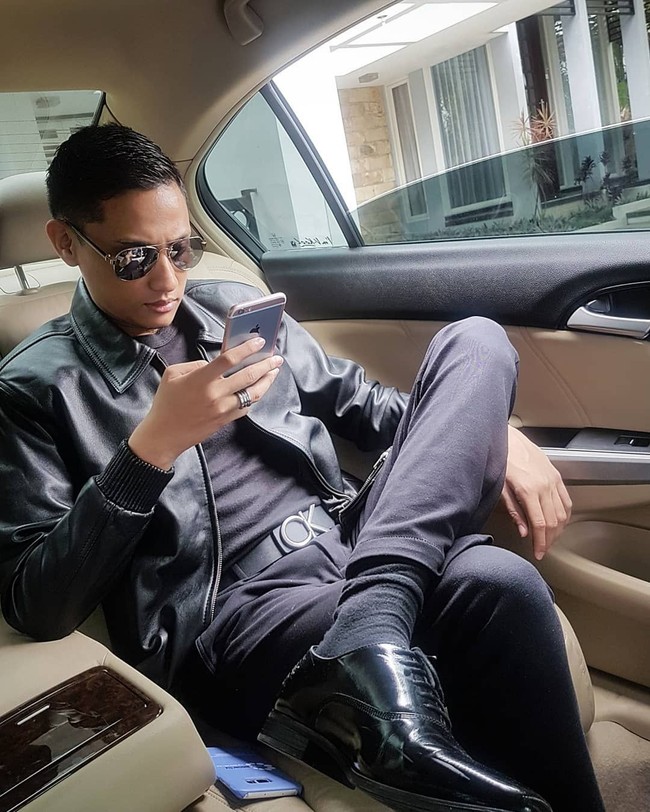 Barang-barang fashion keluaran brand ternama juga tak lepas dari gaya keseharian Ferri. Bahkan sabuk pun juga harus berek. Seperti Calvin Klein belt yang dipakainya ini. (Foto: Instagram/@ferriuno)