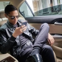 Barang-barang fashion keluaran brand ternama juga tak lepas dari gaya keseharian Ferri. Bahkan sabuk pun juga harus berek. Seperti Calvin Klein belt yang dipakainya ini. (Foto: Instagram/@ferriuno)