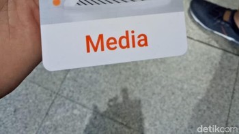 Media diberikan tanda pengenal sebelum memasuki gedung. Foto: Dhani Irawan/detikcom