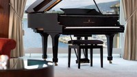 Tampak juga Grand Piano keluaran Steinway yang prestisius (Hotel President Wilson)