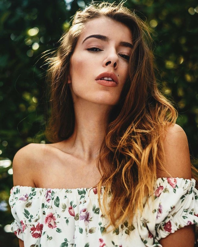 Gaya memesona Jazz saat mengenakan busana off shoulder bermotif floral.Foto: Instagram