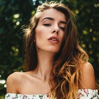 Gaya memesona Jazz saat mengenakan busana off shoulder bermotif floral.Foto: Instagram