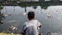Kegiatan bermain di pinggir sungai yang kotor ini sesungguhnya berbahaya bagi anak-anak. Namun, kurangnya lahan bermain yang ada di sekitar rumah mereka membuat sungai di kawasan Penjaringan ini menjadi lahan harta karun untuk anak-anak tersebut mencari dan mengumpulkan berbagai macam ikan kecil dan benda-benda yang dibuang di sekitar sungai tersebut.
