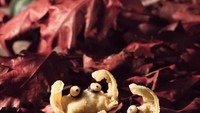 Bertema Halloween, restoran ini bikin dim sum goreng berbentuk kepiting dengan muka seram. Hiii.... Foto: Instagram @yumchahk