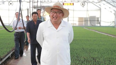 Begini Gaya Kim Jong Un Berkemeja Putih dan Bertopi Fedora