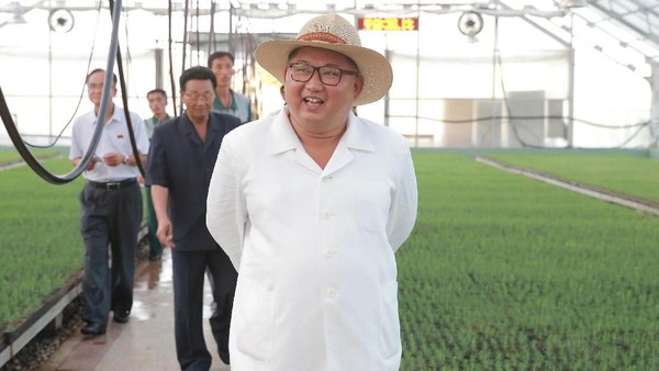 Begini Gaya Kim Jong Un Berkemeja Putih dan Bertopi Fedora