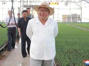 Begini Gaya Kim Jong Un Berkemeja Putih dan Bertopi Fedora