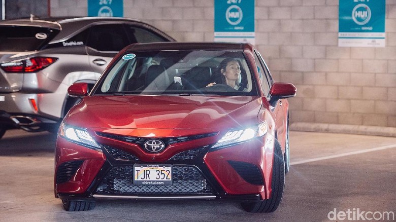 Pengendara mengambil mobil di stasiun yang sudah ditentukan. Foto: Toyota Pengendara mengambil mobil di stasiun yang sudah ditentukan. Foto: Toyota