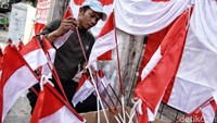 Pedagang menata barang dagangannya.