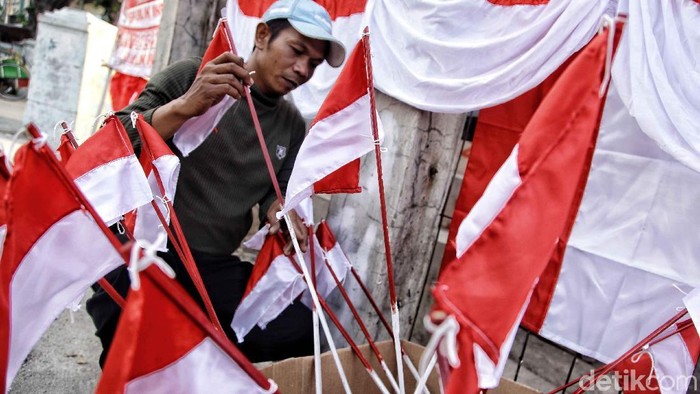 Jelang hari kemerdekaan RI, sejumlah pedagang bendera mulai beroperasi. Seperti terlihat di Pasar Warakas, Jakarta Utara, Selasa (24/7).