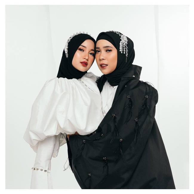 Busana ketiga yang dipakai Chacha Frederica dan Fitri Tropica merupakan koleksi Diniira. Mereka berdua tampil cantik nan edgy dengan balutan busana couture berwarna monokrom. Foto: Diera Bachir