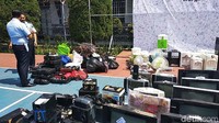Barang-barang tersebut bukan fasilitas yang diberikan oleh rutan. Berdasarkan keterangan warga binaan, barang tersebut berasal dari hasil patungan sesama para napi.