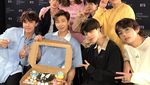 Gemasnya Gaya V BTS Saat Masak dan Makan Semangka
