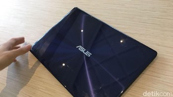 Dari ketersedian warnanya, baik itu UX331UN maupun UX331UAL hadir dengan pilihan warna deep dive blue dan rose gold. Foto: detikINET/Agus Tri Haryanto