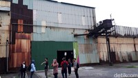 Gedung-gedung bangunan pabrik di lokasi itu juga tetap dibiarkan tua untuk menunjukan sejarahnya.