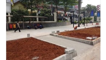 Menanggapi hal tersebut, Naufal Firman Yursak, salah satu anggota Tim Gubernur untuk Percepatan Pembangunan (TGUPP) memberikan penjelasan mengenai kemunculan area rumput di depan halte. Foto: Twitter/firmanyursak