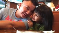 Makan berdua jadi agenda kebersamaan Jerry dan Shakira. Mereka tampak tersenyum bahagia saat hendak bersantap di sebuah restoran. Foto: Instagram jerryaurum