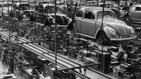 Proses produksi mobil di Wolfsburg pada 26 September 1956. Keystone Features/Getty Images.