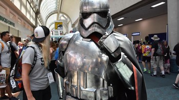 Captain Phasma jalan-jalan dulu ke Bumi sebelum kembali ke Galaksi yang sangat jauh disana. Foto: CNET