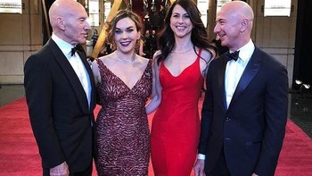 Bezos sering menghadiri acara glamor yang juga dihadiri oleh selebriti papan atas. Seperti saat ia bertemu aktor pemeran Kapten Picard dan Professor X, Patrick Stewart. Foto: Instagram